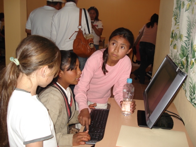 infancia con computadora centro virtual de aprendizaje